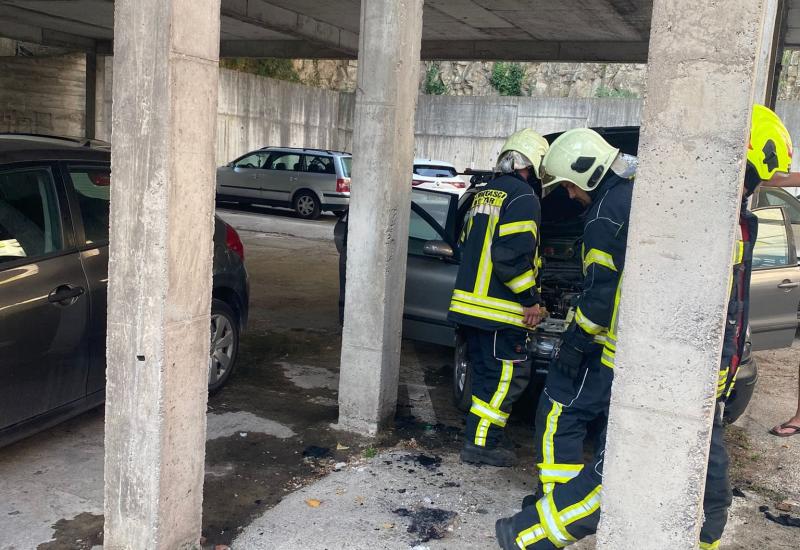 Mostar: Požar na automobilu i otvaranje stana